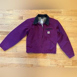 Carhartt women’s chore jacket. Sherpa-lined. Collar without hood.